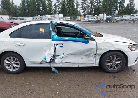 2018 Volkswagen Passat 2.0T R-Line/2.0T S z USA, uszkodzony, nr VIN 1VWAA7A3XJC018599